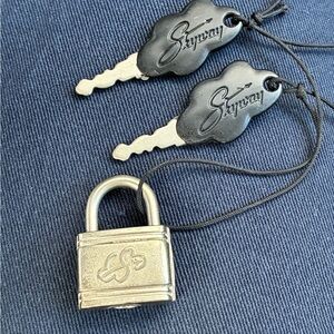 Vintage Ricardo Beverly Hills Skyway mini luggage lock & keys RARE